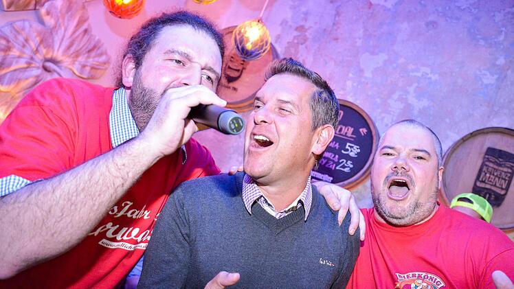 "Endlich Kerwa Band"-Sänger Youssef Addala  (links)  feiert mit  Partysänger Peter Wackel und Fans. Foto: Micho Haller