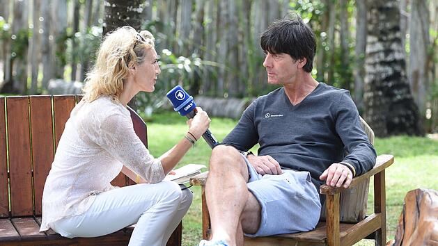 Nah dran: Julia B&uuml;chler (links)  kommt aus Erlangen und ist derzeit f&uuml;r die ARD-Rundfunkanstalten mit der deutschen Nationalmannschaft und nat&uuml;rlich Bundestrainer Jogi L&ouml;w unterwegs.Bayerischer  Rundfunk