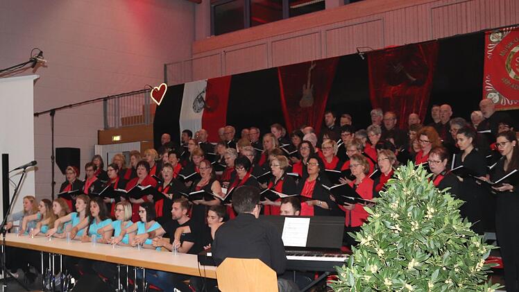 Cup Song: vorne der CKC-Jugendchor mit den Cups, dahinter Songgruppe und gemischter Chor, Claus Keller am E-Piano    Foto: Johanna Blum