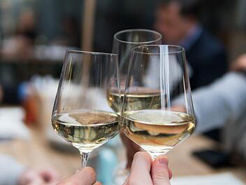 Vom 10. bis 14 Juli dreht sich auf dem Nürnberger Jakobsplatz wieder alles um Wein, Essen und gute Musik. Symbolfoto: Matthieu Joannon/unsplash.com