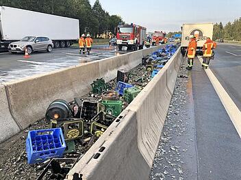 Voller Scherben war die A9, nachdem ein Bierlaster gegen das auf der Stra&szlig;e liegende Rad eines M&auml;hdreschers geprallt war. Foto: News 5/Fricke