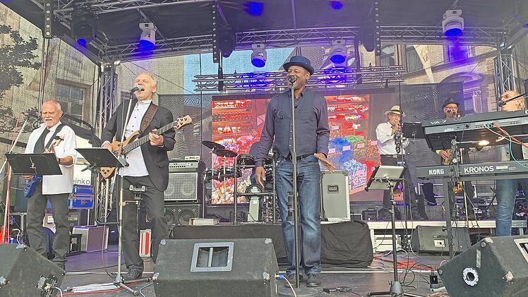 CJ und die Sunshine Band sorgten am Freitagabend auf dem Marktplatz daf&uuml;r, dass die Menschen den Regenschauer verga&szlig;en.