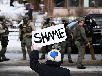 In Minneapolis ist der Widerstand gegen die ICE-Beh&ouml;rde ungebrochen gro&szlig;.