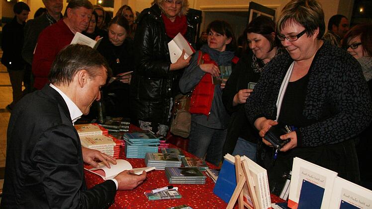 Journalist und Autor Axel Hacke hatte alle Hände voll zu tun: Denn sein neuestes Buch ,Oberst von Huhn bittet zu Tisch' mit dem Untertitel ,Speisedeutsch für Anfänger' ging weg wie warme Semmeln.