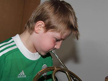 Benjamin versucht sich am Waldhorn. Foto: Gerd Schaar
