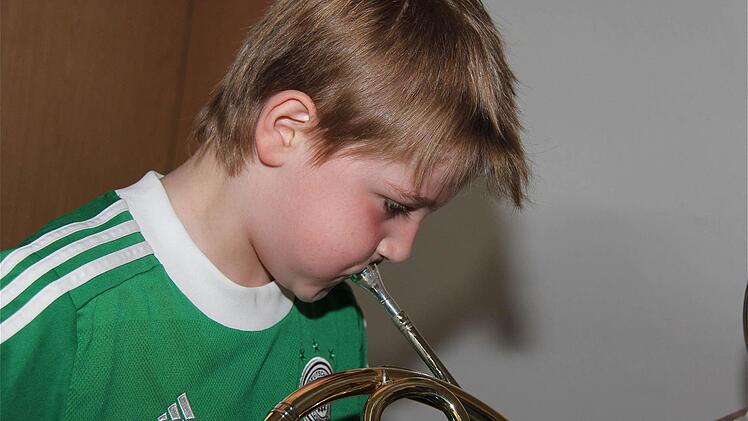 Benjamin versucht sich am Waldhorn. Foto: Gerd Schaar