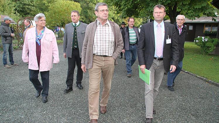 Die Bewertungskommission beim Rundgang.