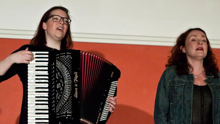 Szilvia Csaranko (links) und Andrea Pandur bei ihrem Gastspiel im Coburger ContaktFoto: Jochen Berger