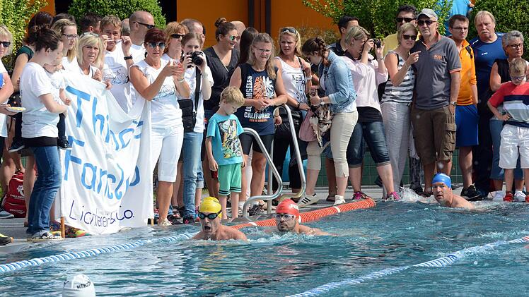 Im Herzogenauracher Freibad mussten die Teilnehmer 400 Meter zurücklegen, ehe es auf die Radstrecke ging. Foto: herzopress