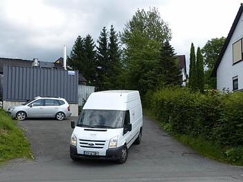Wenn die Fahrzeuge der Bäckerei Dumler (links) in der Kupferberger St.-Veit-Straße am frühen Morgen Brot und Brötchen ausliefern, fühlt sich Bürgermeister Alfred Kolenda (rechts sein Wohnhaus) gestört. Foto: Klaus-Peter Wulf