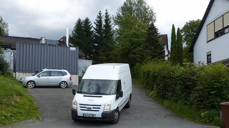 Wenn die Fahrzeuge der Bäckerei Dumler (links) in der Kupferberger St.-Veit-Straße am frühen Morgen Brot und Brötchen ausliefern, fühlt sich Bürgermeister Alfred Kolenda (rechts sein Wohnhaus) gestört. Foto: Klaus-Peter Wulf