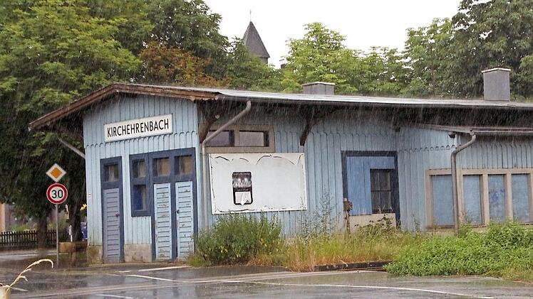 Das alte Kirchehrenbacher Bahnhofsgebäude soll zu einem kleinen Bistro mit 50 Sitzplätzen umgebaut werden.  Foto: Josef Hofbauer
