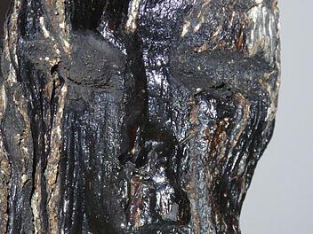 Augen und Nase des Sander Götzen kann man erahnen. Bei der Eichenholz-Skulptur handelt es sich mit großer Wahrscheinlichkeit um einen Kultgegenstand. Gefunden wurde der kleine Holzkopf in den 1960er Jahren am Sander Baggersee - einst Areal einer Kultstätte. Fotos: Knauf-Museum Iphofen
