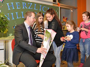 Michael Heyne bekam zu seinem "ersten Schultag" eine Schultüte, die die Schülerinnen und Schüler mit Geschenken füllten. Fotos: Björn Hein