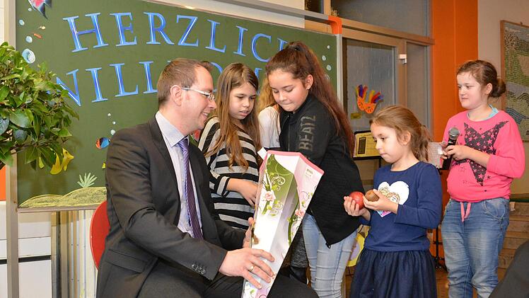 Michael Heyne bekam zu seinem "ersten Schultag" eine Schultüte, die die Schülerinnen und Schüler mit Geschenken füllten. Fotos: Björn Hein