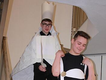 Die Modenschau der Realschüler war das i-Tüpfelchen auf die vielbeachtete Vernissage in der Xaver-Mayr-Galerie.Katharina Becht