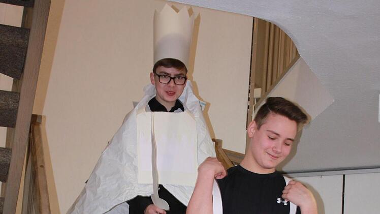 Die Modenschau der Realschüler war das i-Tüpfelchen auf die vielbeachtete Vernissage in der Xaver-Mayr-Galerie.Katharina Becht