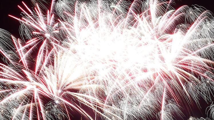 Das am vergangenen Freitag abgesagte Brillantfeuerwerk soll nun am kommenden Freitag nachgeholt werden. Symbolbild: Carmen Jaspersen/dpa