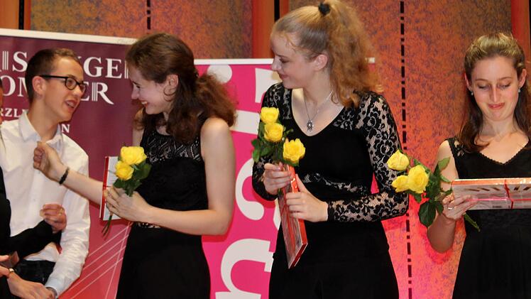 Anastasia Kobekina, Elisabeth Brauß und Elene Meipariani, (von links) bedanken sich bei           Schülermanager Noah Albert. Werner Vogel