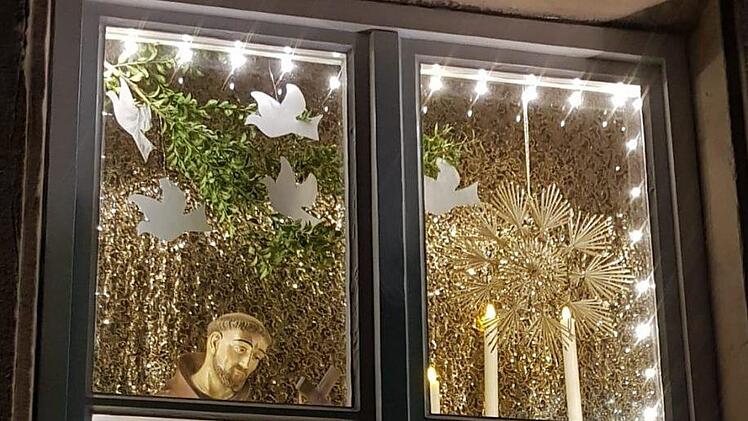 Christliche Werte werden auch beim Adventsfenster  verkörpert.Susanne Deuerling
