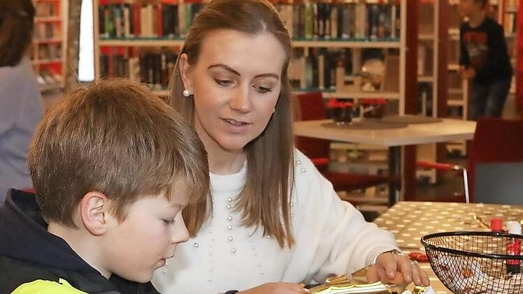 Engelsgeduld bewies Noah Möhrle beim Basteln eines Weihnachtsengels und bekam fachkundige Hilfe von Ex-Engel Julia Bytomski.