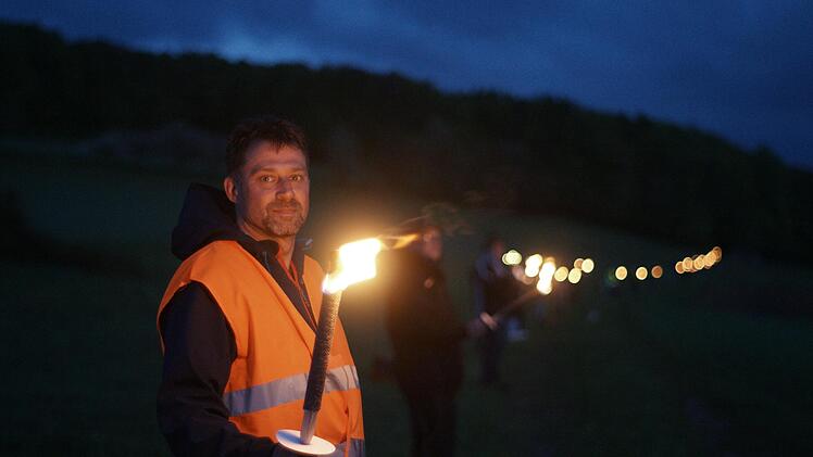 Auch in Richtung Schwarzenfels hatten sich Fackelträger aufgestellt.