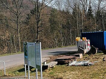 Noch ist es ein unschöner  Platz für Baumaterial. Doch demnächst soll dieser Rastplatz am Radweg vor den Toren Riedenbergs  wieder schön hergerichtet werden.  Gerwin Kellermanns Rucksackskulptur,  die eine mahnende Erinnerung an die jüdische Geschichte des Ortes darstellt, soll  dort zu einem der   DenkOrte Deportion werden. Foto: Evelyn Schneider