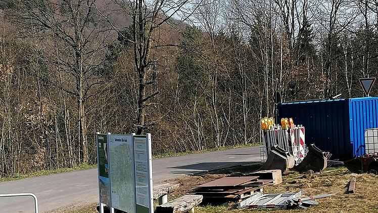 Noch ist es ein unschöner  Platz für Baumaterial. Doch demnächst soll dieser Rastplatz am Radweg vor den Toren Riedenbergs  wieder schön hergerichtet werden.  Gerwin Kellermanns Rucksackskulptur,  die eine mahnende Erinnerung an die jüdische Geschichte des Ortes darstellt, soll  dort zu einem der   DenkOrte Deportion werden. Foto: Evelyn Schneider