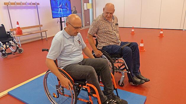 Wie bewegt man sich im Rollstuhl: Beim Gesundheitstag in der Hegler-Halle konnte man das ausprobieren.