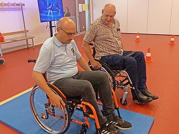 Wie bewegt man sich im Rollstuhl: Beim Gesundheitstag in der Hegler-Halle konnte man das ausprobieren.
