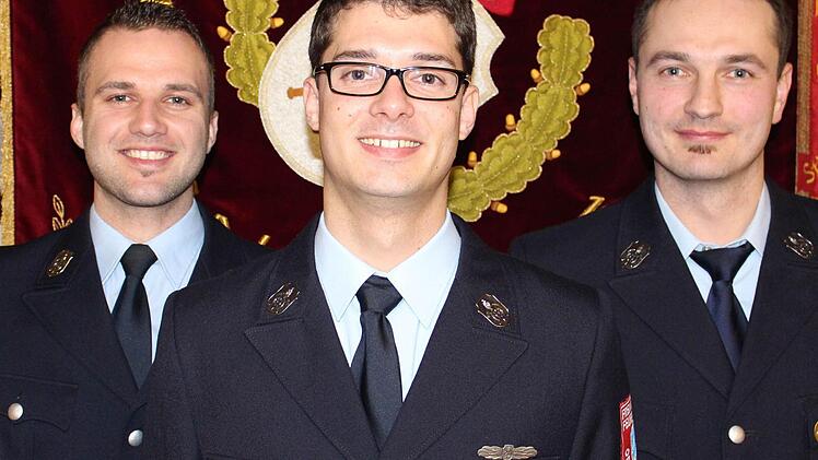 Junge Leute stehen an der Spitze des Obervolkacher Feuerwehrvereins: Vorsitzender Tobias Feuerbach, Stefan Bedenk und Kassier Stefan Johanni.Fotos: Peter Pfannes