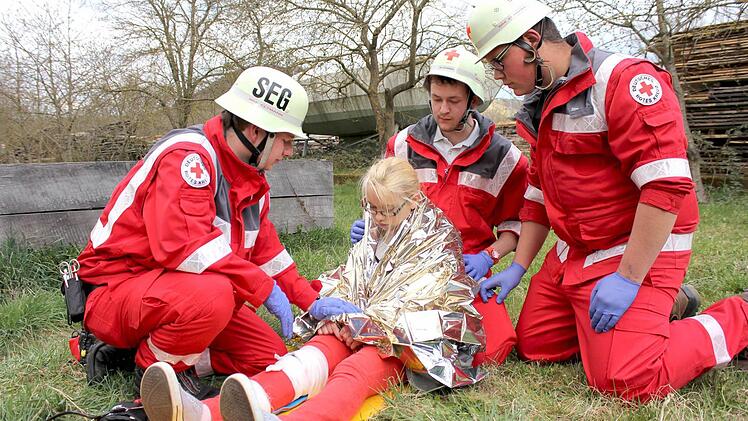 Bis weitere Hilfe kommt, kümmern sich (von links) Christoph Schlund, Max Frank und Jonas Förtsch um die scheinbar traumatisierte Marina Baum, die einige hundert Meter von der Explosionsstelle gefunden wurde.