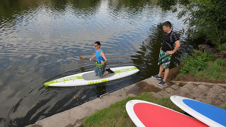 SUP-Instruktor Gerhard Loch zeigt, wie man unfallfrei aufs Brett kommt.