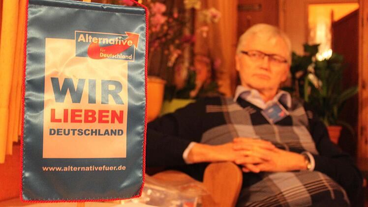 Die Parole im Vordergrund, stellvertretender Vorsitzender Edwin Hübner dahinter  Foto: Markus Häggberg