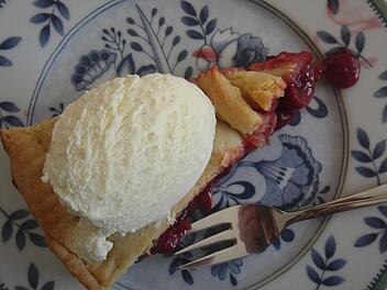Kirschkuchen mit einer Kugel Vanilleeis - ein himmlischer Start ins Wochenende!