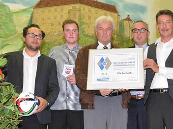 Zum 70. Geburtstag des TSV Aschach gab's die Silberne Raute: Unser Bild zeigt (von links) Michael Schultze (Vorsitzender Sport), Simon Wiegand (Vorsitzender Wirtschaft), Gerhard Bock, Andreas Sandwall, Stefan Metz (Vorsitzender) und BFV-Kreisehrenamtsbeauftragter Klaus Eisenmann. Foto: Björn Hein