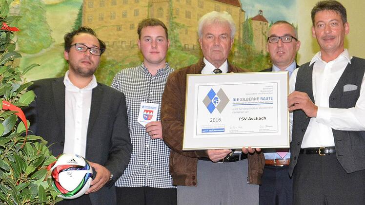 Zum 70. Geburtstag des TSV Aschach gab's die Silberne Raute: Unser Bild zeigt (von links) Michael Schultze (Vorsitzender Sport), Simon Wiegand (Vorsitzender Wirtschaft), Gerhard Bock, Andreas Sandwall, Stefan Metz (Vorsitzender) und BFV-Kreisehrenamtsbeauftragter Klaus Eisenmann. Foto: Björn Hein