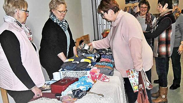 Seit 43 Jahren kreativ: Liebevoll gefertigte Handarbeiten pr&auml;sentierten die katholischen Basteldamen bei ihrem Adventsbasar im Pfarrsaal. Der Erl&ouml;s kommt kirchlichen und sozialen Zwecken zugute. Foto: Bernd Kleinert