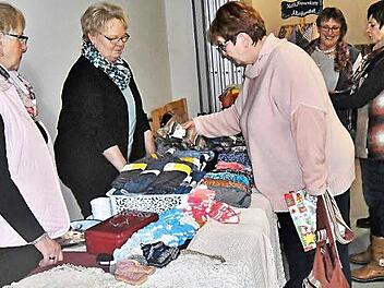 Seit 43 Jahren kreativ: Liebevoll gefertigte Handarbeiten pr&auml;sentierten die katholischen Basteldamen bei ihrem Adventsbasar im Pfarrsaal. Der Erl&ouml;s kommt kirchlichen und sozialen Zwecken zugute. Foto: Bernd Kleinert