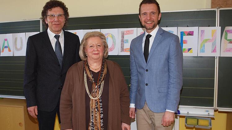 Der Schulamtsdirektor Norbert Hauck (links) und der Erste Bürgermeister Andreas Hügerich (rechts) wünschten der scheidenden Rektorin Gertrud Tischer (Mitte) für den Ruhestand alles Gute.