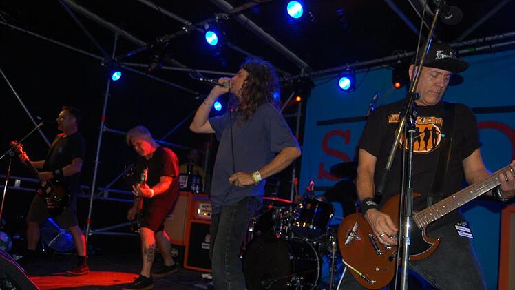 Die Headliner am Freitag: The Adolescents. Die Skatepunk-Legende gedachte beim Auftritt oft ihres verstorbenen Bandmitgliedes Steve Soto. Foto: Rolf Krebs