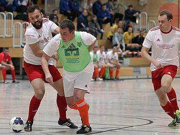 Rassige Zweikämpfe gab es beim Vorrundenturnier in Burgebrach zu sehen, hier zwischen der DJK Stappenbach (grüne Leibchen) und dem SV Wachenroth (weiße Trikots). Foto: sportpress