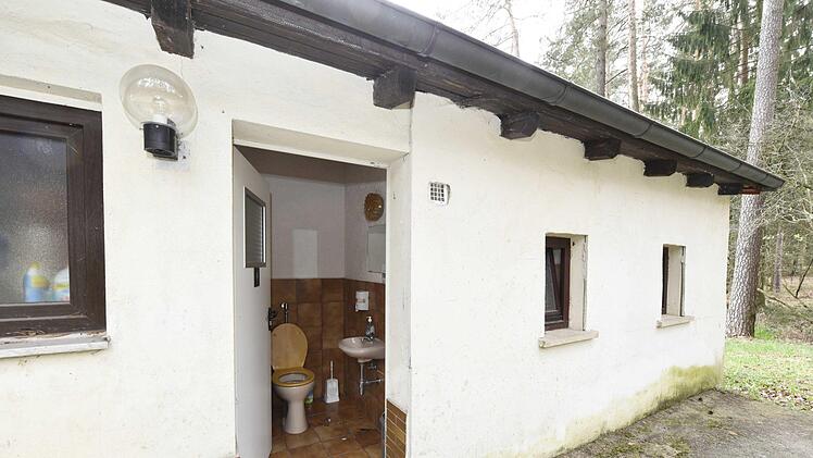 Die alte Toilette im angeschimmelten Kabinengebäude.