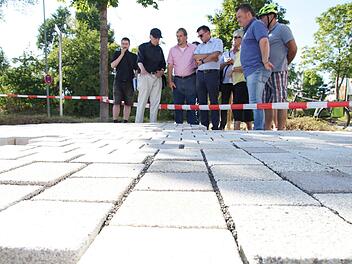 Planer Hartmut Holl (Zweiter von links) stellt die Steinauswahl vor. Foto: Arkadius Guzy
