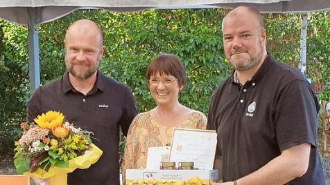 1. Platz ("Honiggold") für Martin Bloeß (li.), überreicht von Jurymitglied Christian Rindchen und Ilona Munique von der Initiative Bienen-leben-in-Bamberg.de Foto: p