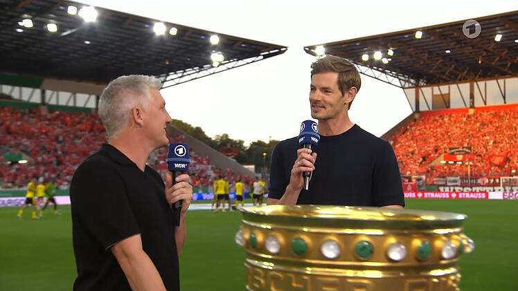 Der Neue an Bastian Schweinsteigers (links) Seite: Alex Schlüter.