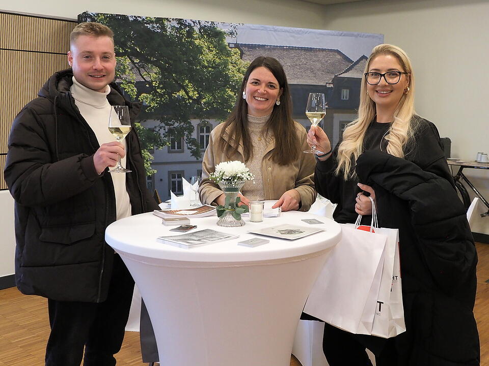 Inkl. Braut- und Festmodenschauen.