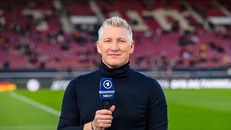Bastian Schweinsteiger arbeitet f&uuml;r die ARD seit 2020 als Fu&szlig;ball-Experte. Zuletzt hat er seinen Vertrag bis 2028 verl&auml;ngert. Damit bleibt er &uuml;ber die WM 2026 hinaus als Fu&szlig;ball-Experte im Einsatz.