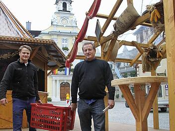 Die kleine Budenstadt am Marktplatz steht schon fast: Kurt Grauberger junior (links), sein Vater Kurt Grauberger  und weitere Helfer  bauen das Winterdorf  auf, das am Freitagabend eröffnet wird. Foto: Stephan Tiroch