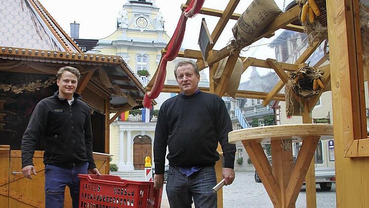 Die kleine Budenstadt am Marktplatz steht schon fast: Kurt Grauberger junior (links), sein Vater Kurt Grauberger  und weitere Helfer  bauen das Winterdorf  auf, das am Freitagabend eröffnet wird. Foto: Stephan Tiroch